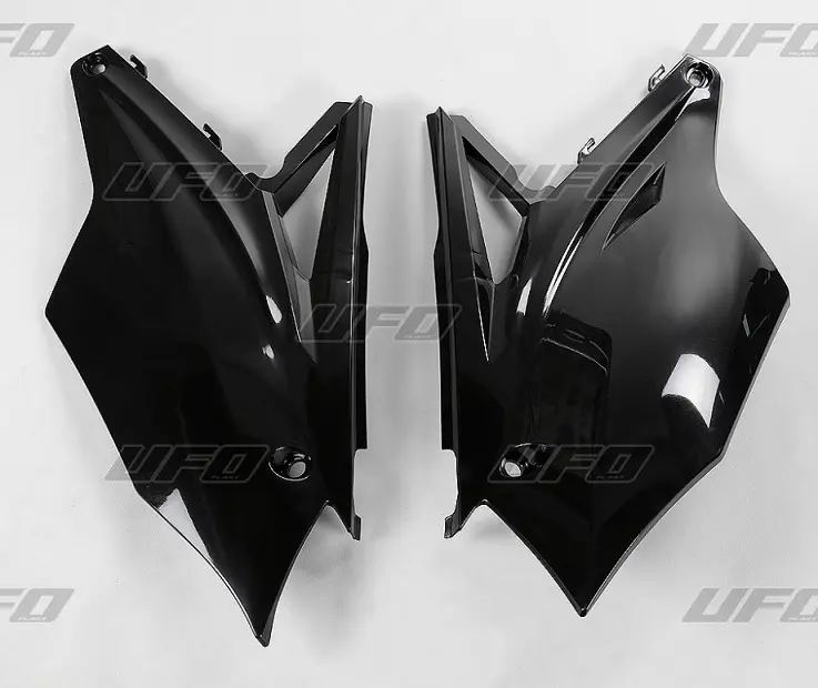 UFO boční tabulky zadní KAWASAKI KXF 250 17-20, KXF 450 16-18, barva černá (UFO boční tabulky zadní KAWASAKI KXF 250 17-20, KXF 450 16-18, barva)