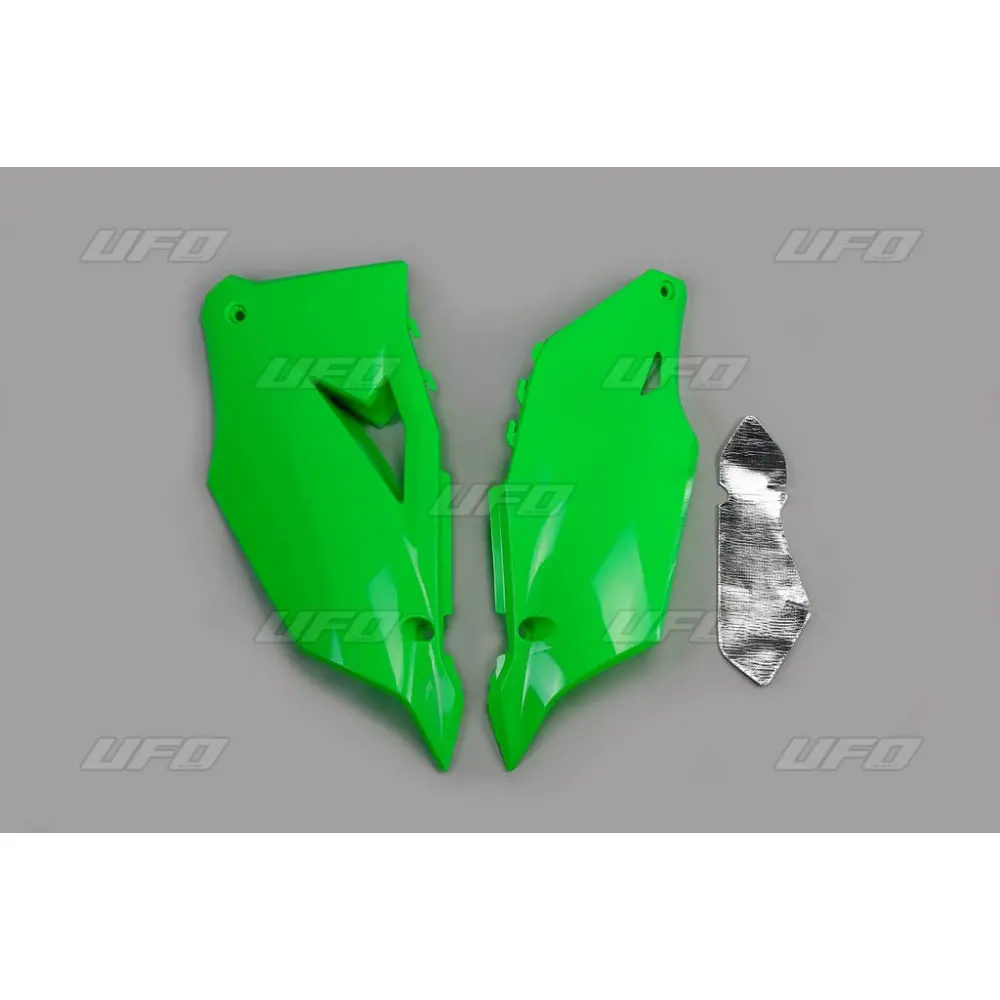 UFO boční tabulky zadní KAWASAKI KXF 450 19-23 , KXF 250 21-24 barva zelená fluorescenční (UFO boční tabulky zadní KAWASAKI KXF 450 19-23 , KXF 250)