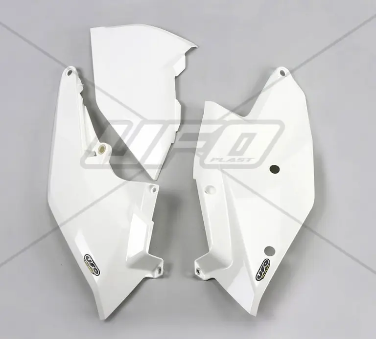 UFO boční tabulky na startovací číslo KTM SX/SXF 16-18, EXC/EXCF TPI 17-19 s krytem vzduchového filtru barva bílá (UFO boční tabulky na startovací)