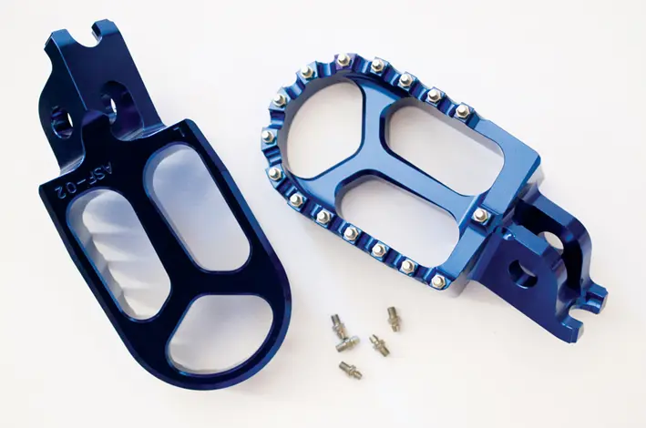JR stupačky řidiče hliníkové KAWASAKI KXF 250 06-14, KXF 450 07-14 barva modrá (2 kusy) (JR stupačky řidiče hliníkové KAWASAKI KXF 250 06-14, KXF 450)