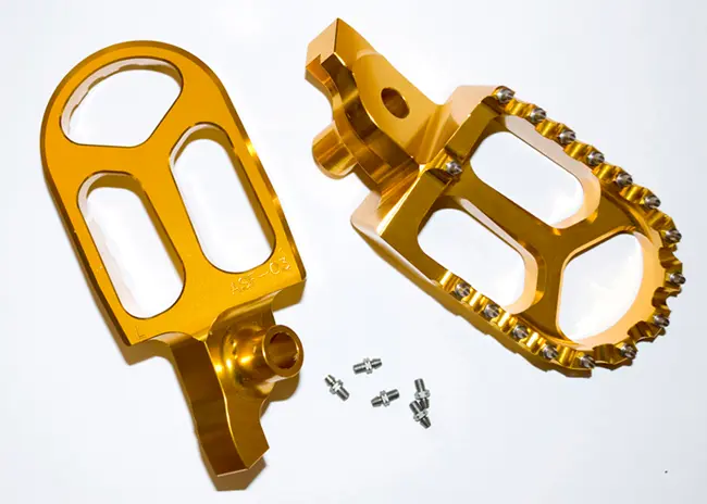 JR stupačky řidiče hliníkové SUZUKI RMZ 250 07-09, RMZ 450 05-07 barva zlatá (2 kusy) (JR stupačky řidiče hliníkové SUZUKI RMZ 250 07-09, RMZ 450)