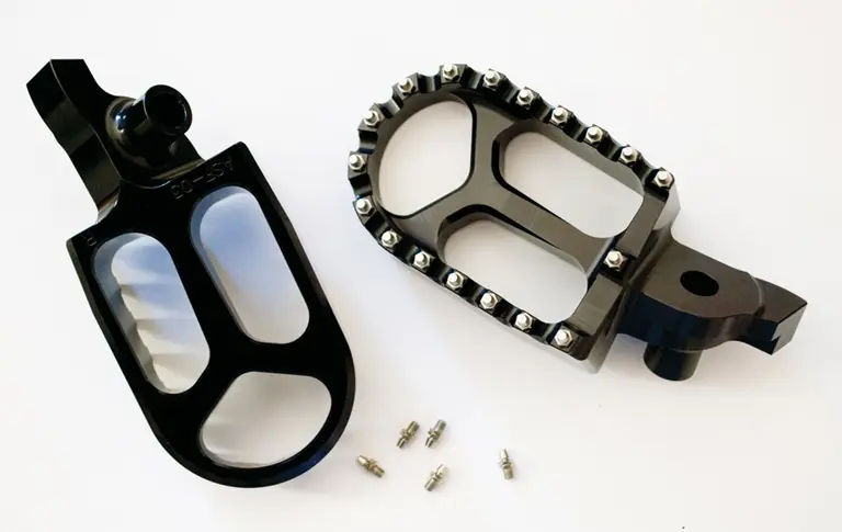 JR stupačky řidiče hliníkové SUZUKI RMZ 250 07-09, RMZ 450 05-07 barva černá (2 kusy) (JR stupačky řidiče hliníkové SUZUKI RMZ 250 07-09, RMZ 450)