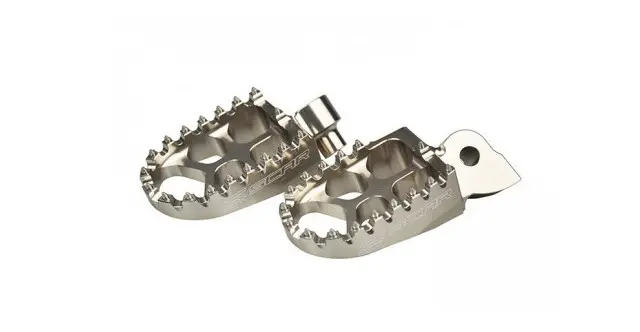 SCAR závodní stupačky řidiče hliníkové EVO YAMAHA YZ / YZF / WR / WRF / TENERE 700, FANTIC barva stříbrná (SCAR závodní stupačky řidiče hliníkové EVO)