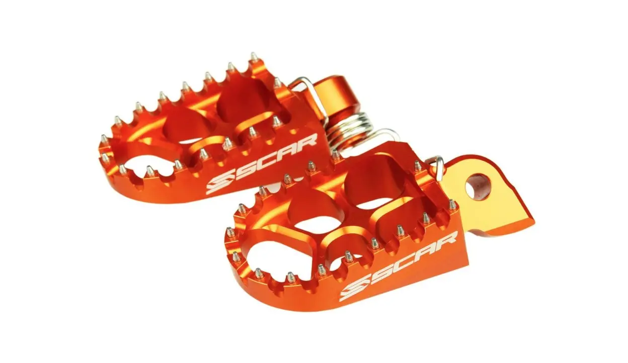 SCAR závodní stupačky řidiče hliníkové KTM SX/EXC 98-16, HUSQVARNA 14-16, GASGAS MC 50/65 21-24, SHERCO 08-25, BETA RR 05-19, HUSABERG 08-14 barva