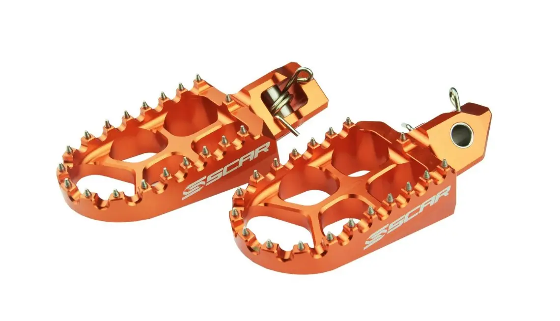SCAR závodní stupačky řidiče hliníkové KTM SX/EXC 23- , HUSQVARNA 23-, GASGAS 24-, SHERCO 08-25, BETA RR 05-19, HUSABERG 08-14 barva oranžová ( )
