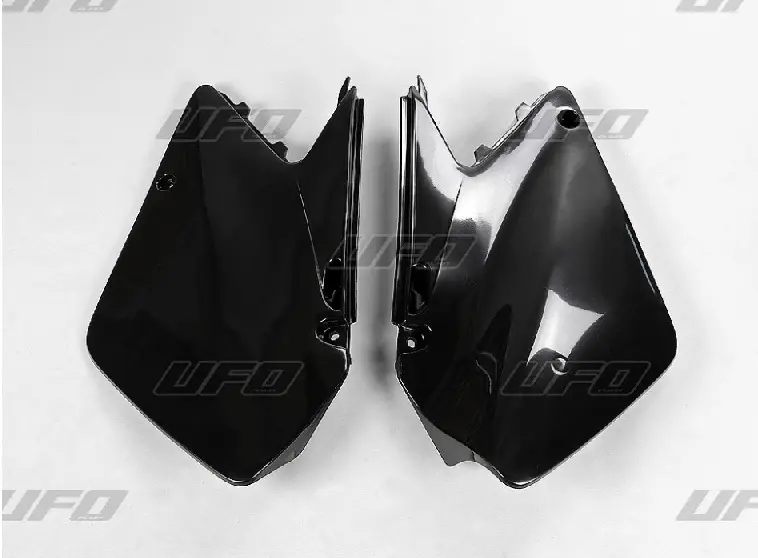 UFO boční tabulky na startovací číslo SUZUKI RM 125/250 03-05 barva černá ( )