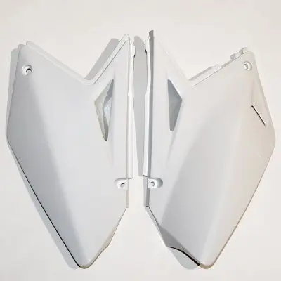 UFO boční tabulky na startovací číslo SUZUKI RMZ 250 07-09 barva bílá ( )