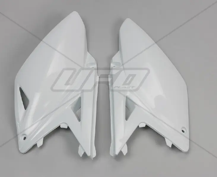 UFO boční tabulky na startovací číslo SUZUKI RMZ 250 10-18, barva bílá (UFO boční tabulky na startovací číslo SUZUKI RMZ 250 10-18, barva bílá)