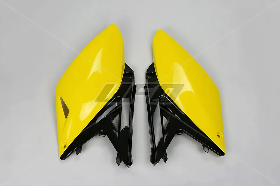 UFO boční tabulky na startovací číslo SUZUKI RMZ 250 10-18 barva žlutá/černá (OEM pro ročníky 14-16) (UFO boční tabulky na startovací číslo SUZUKI)