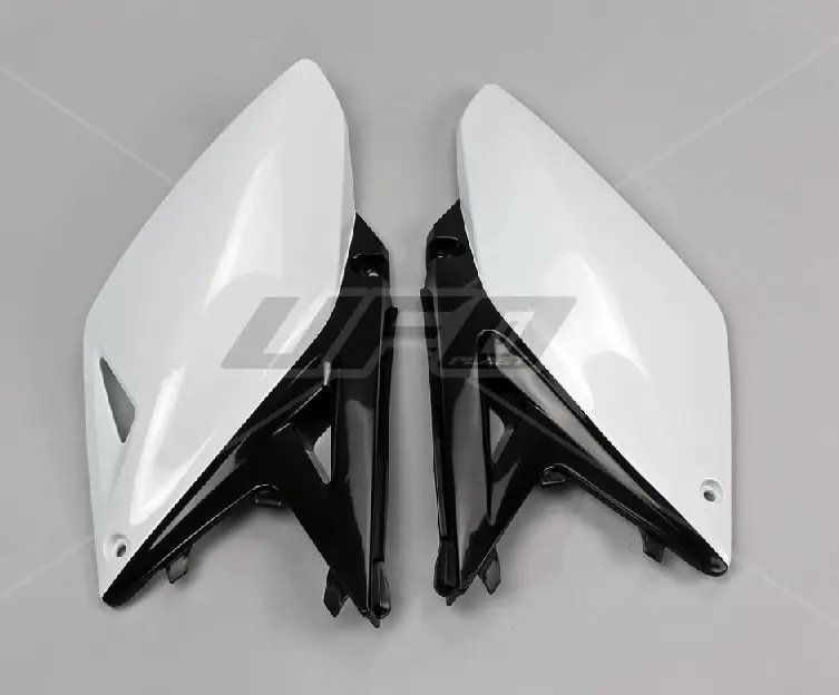UFO boční tabulky na startovací číslo SUZUKI RMZ 250 10-18 barva bílá/černá (UFO boční tabulky na startovací číslo SUZUKI RMZ 250 10-18 barva)