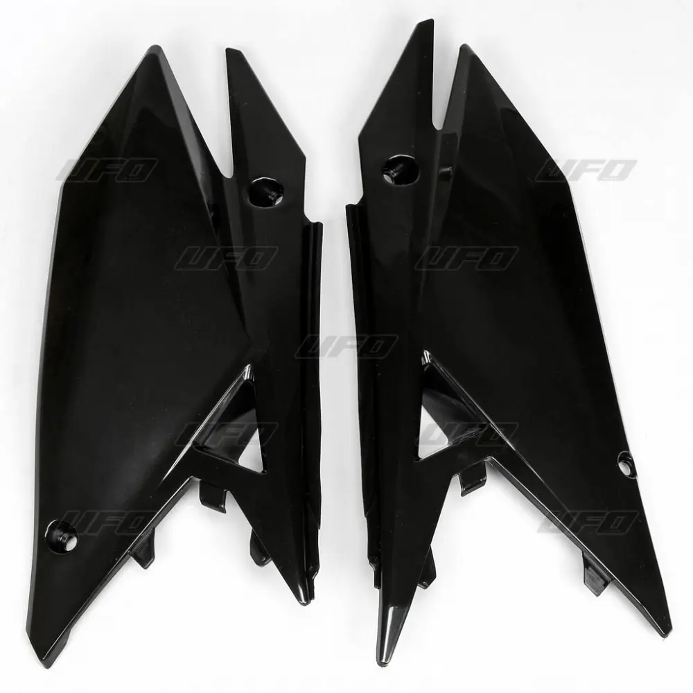 UFO boční tabulky na startovací číslo SUZUKI RMZ 250 19-23, RMZ 450 18-23 barva černá (UFO boční tabulky na startovací číslo SUZUKI RMZ 250 19-23,)