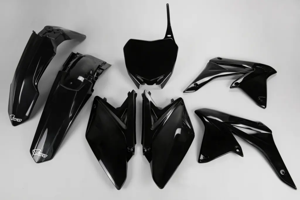 UFO kompletní sada plastů SUZUKI RMZ 250 10-18 barva černá (SU411E001) (UFO kompletní sada plastů SUZUKI RMZ 250 10-18 barva černá (SU411E001))