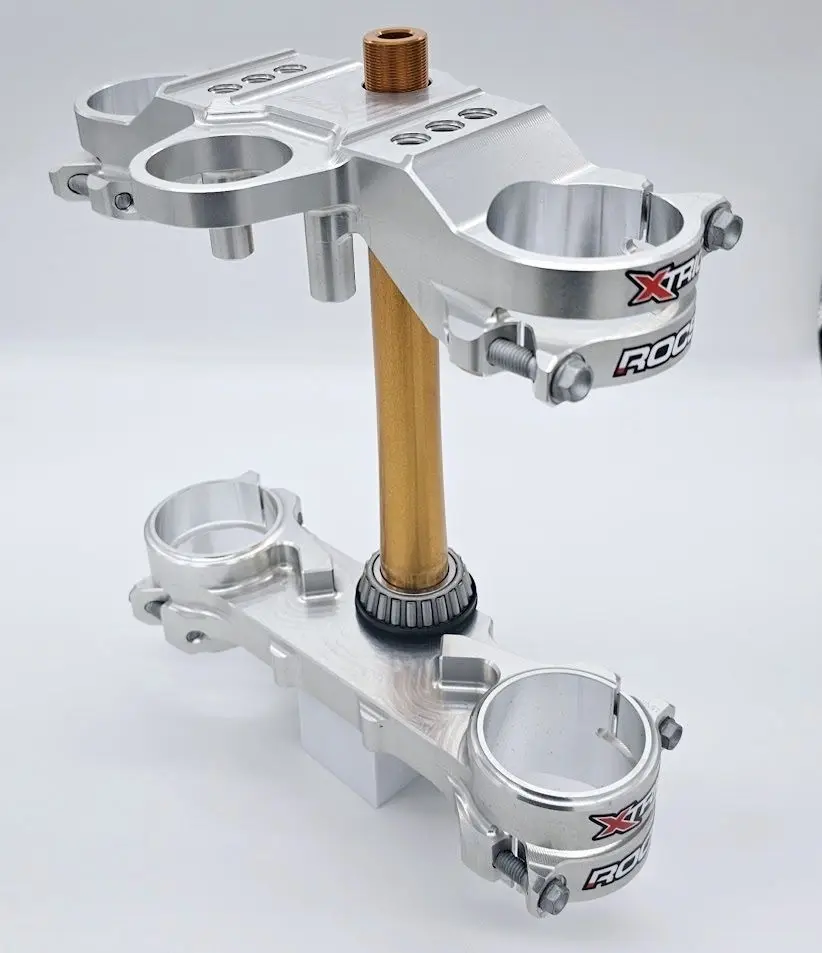 XTRIG vzpěry předního odpružení ROCS TECH TRIPLE CLAMPS YAMAHA TENERE 700 '21-'26 (OFFSET 30mm) (pro sadu KYB 48mm) barva stříbrná ( )