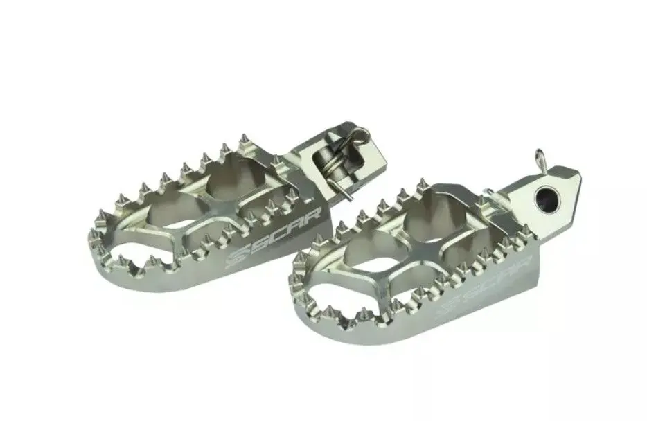 SCAR závodní stupačky řidiče hliníkové KTM SX/EXC 23- , HUSQVARNA 23-, GASGAS 24-, SHERCO 08-25, BETA RR 05-19, HUSABERG 08-14 barva titanová