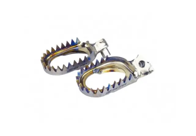 SCAR závodní stupačky řidiče titanové ANTI-MUD (protibláto) KTM 85 SX 25, 125 - 300 SX 23-25, 250 - 450 SXF 23-25, HUSQVARNA 125 - 250 TC 23-25, 250 -