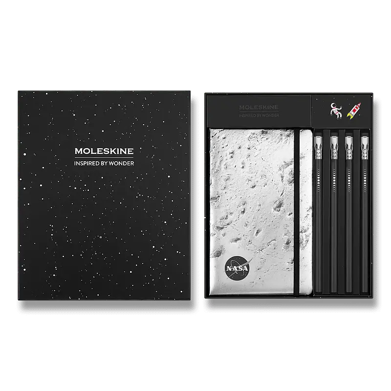 Moleskine - kolekcia NASA-inspired (zápisník, 4 grafitové ceruzky Blackwing a 2 ozdoby na zápisník) v krabičke