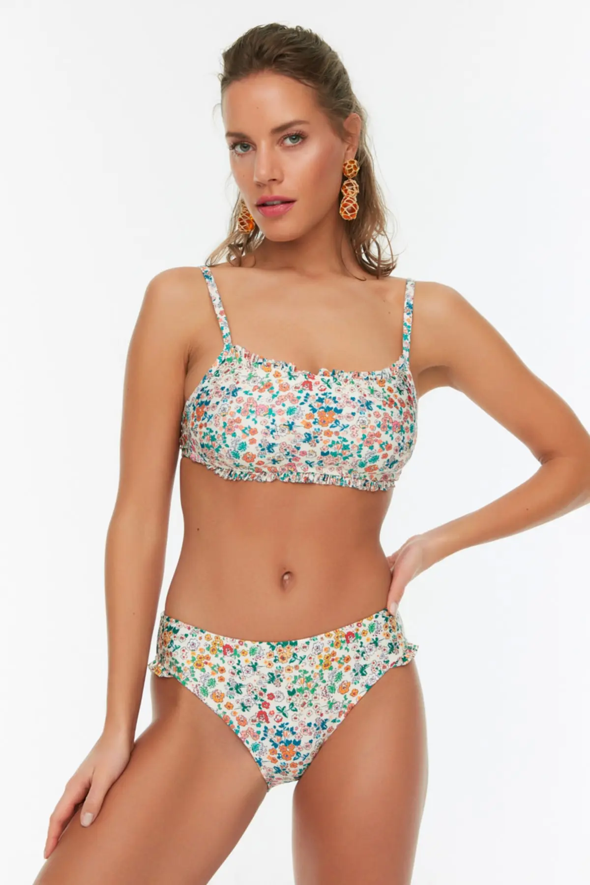 Trendyol Květinový Vzor Bralette S Volánky, Pravidelné Bikiny Na Nohavici