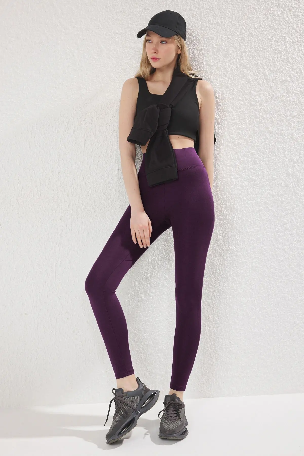 Trendyol Plum push-up představoval pletené sportovní legíny po celé délce