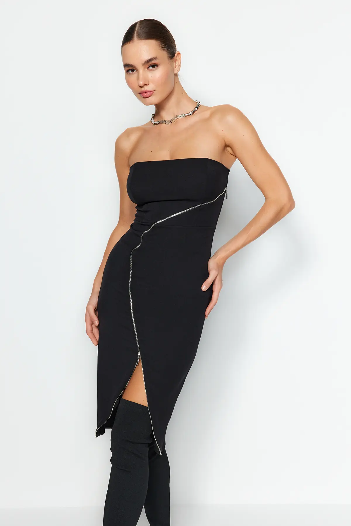 Trendyol černé vypasované elegantní večerní šaty s doplňky