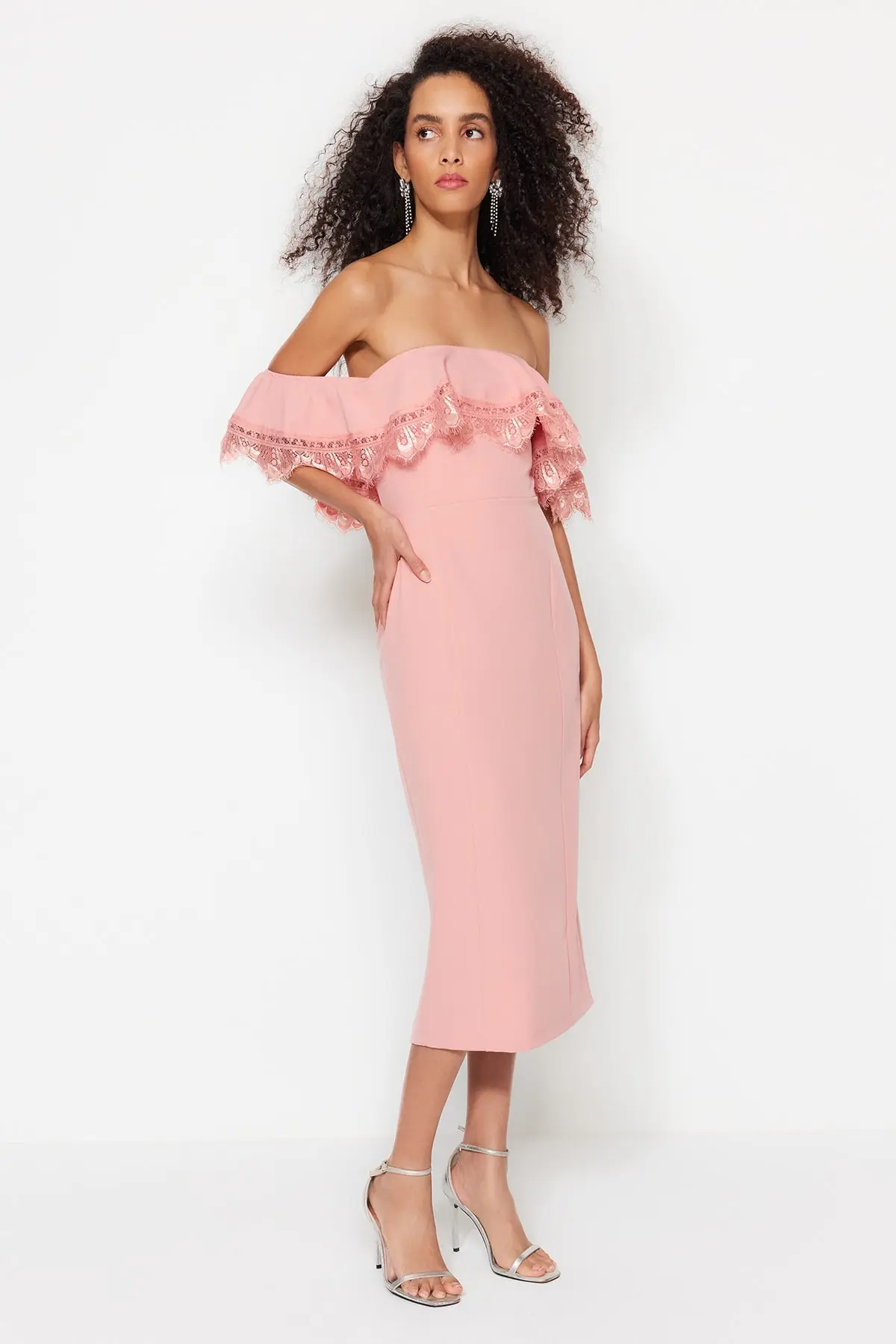 Trendyol Světle Růžové Body-fit Woven Flounce Elegantní Večerní Šaty