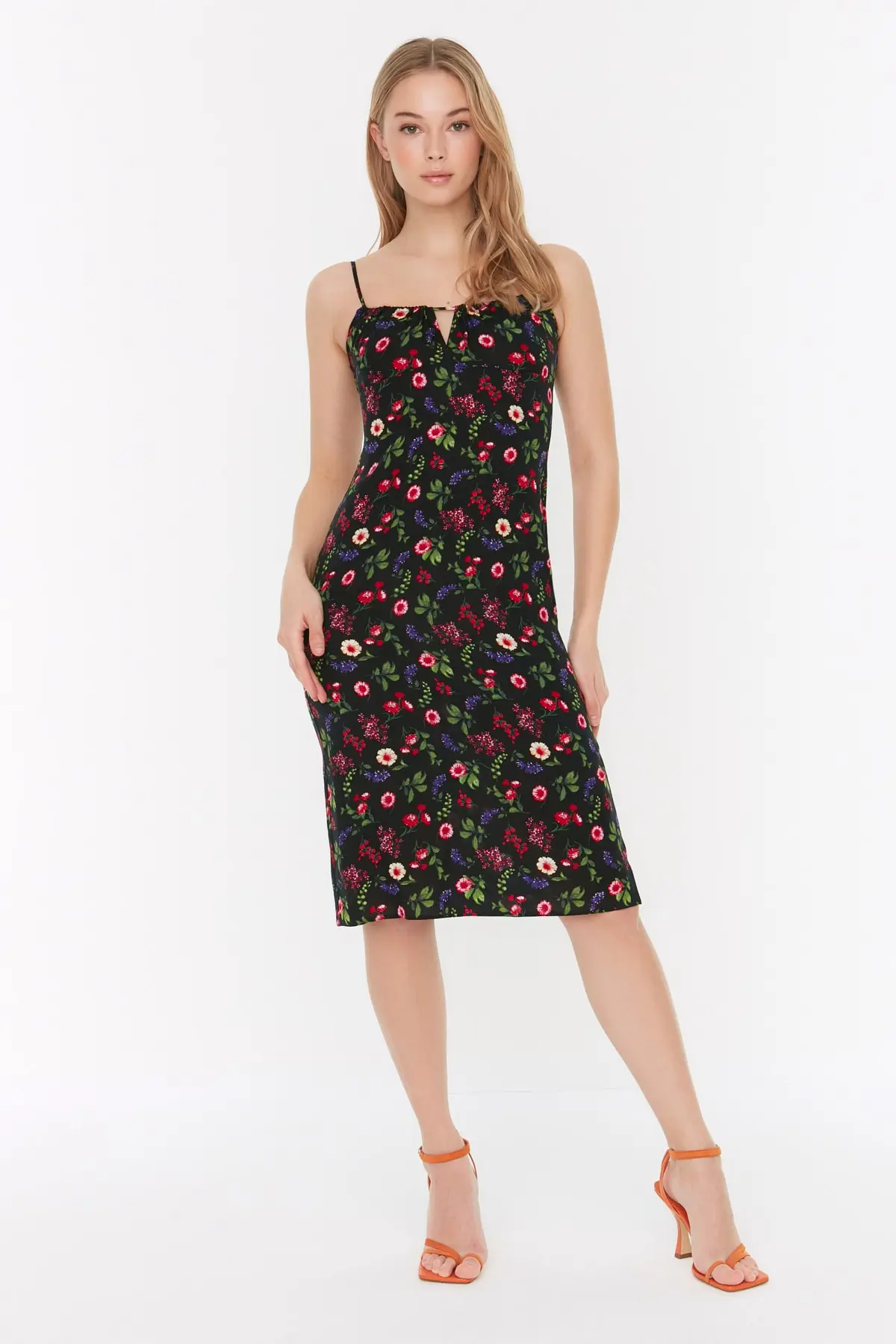Trendyol Black Petite Strappy Collar Detailní tkané tkané šaty