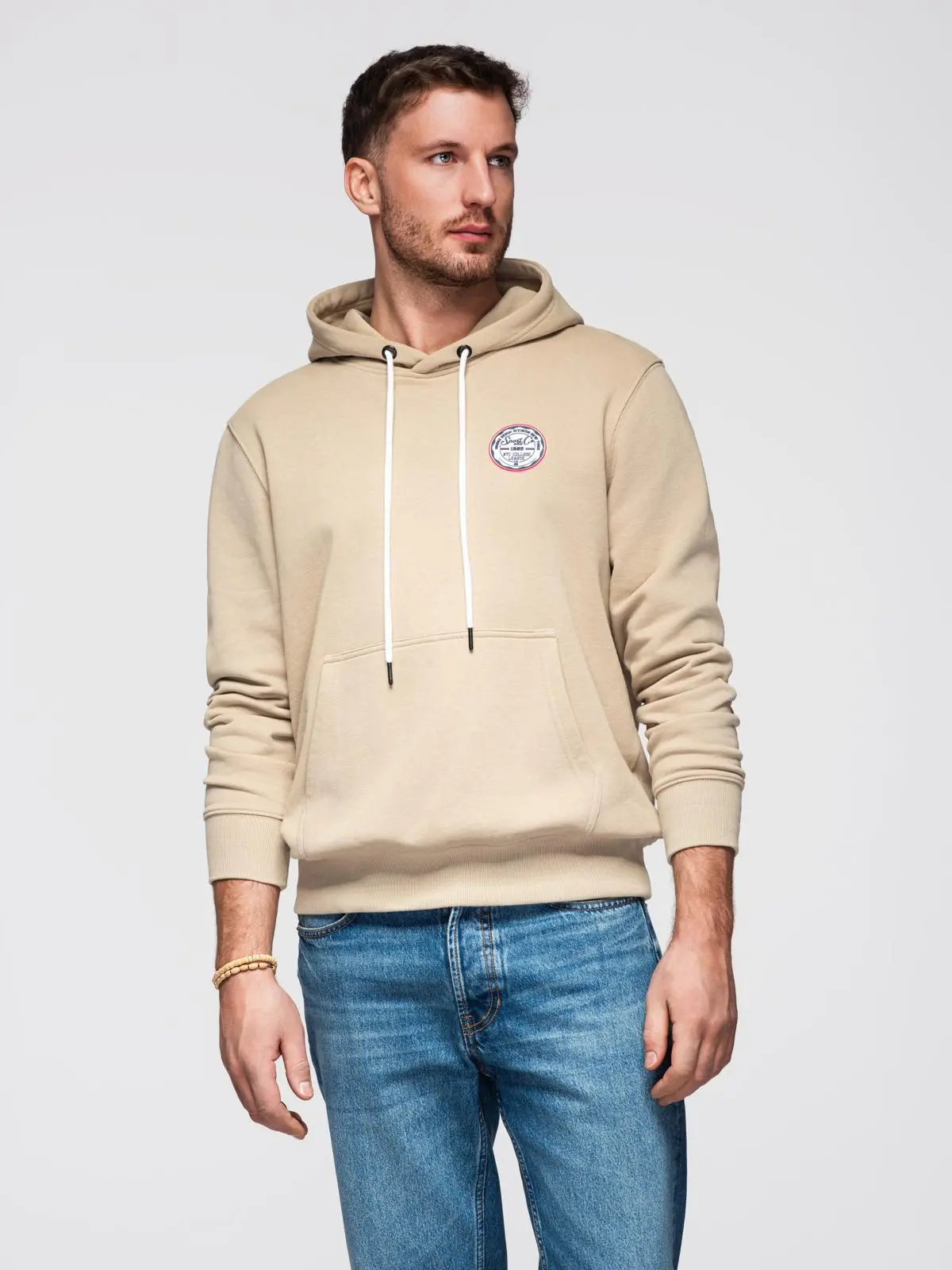 Ombre Men's kangaroo sweatshirt with hood and college style patch - sand