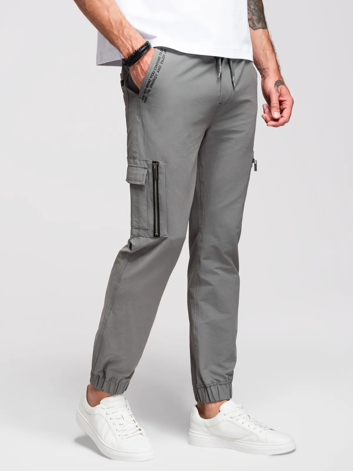 Ombre Men's jogger pants with cargo pockets and print - gray