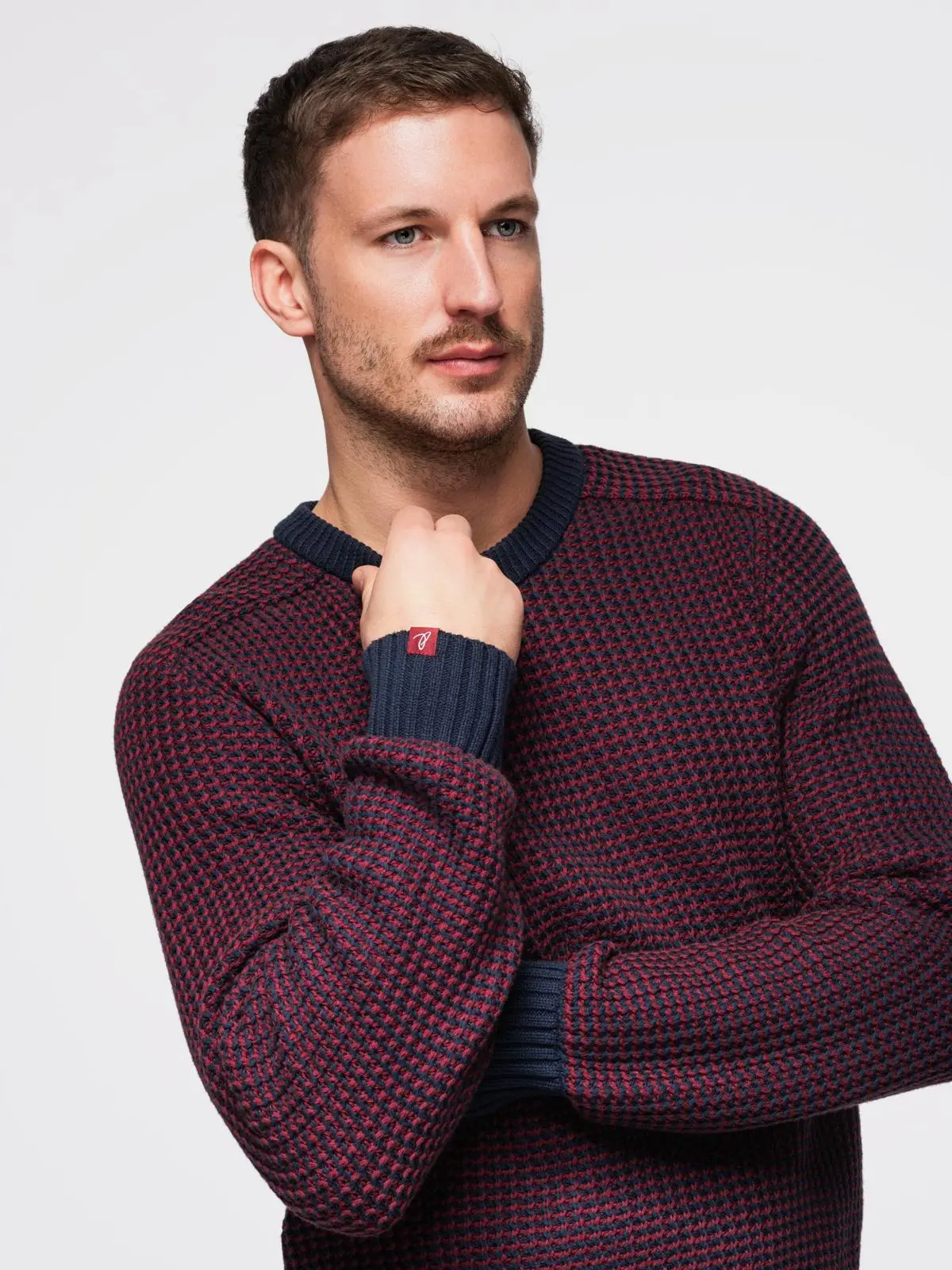 Ombre Men's contrast weave sweater with round neckline - maroon