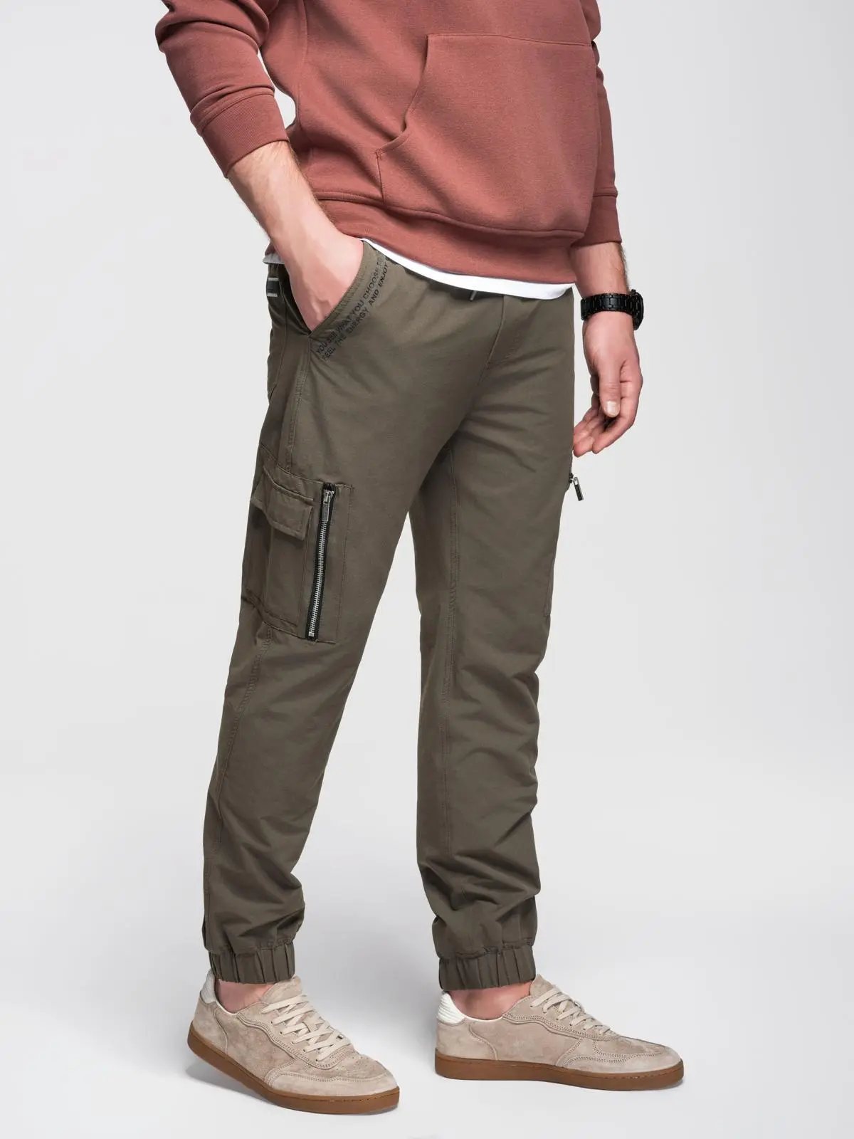 Ombre Men's jogger pants with cargo pockets and print - dark olive green