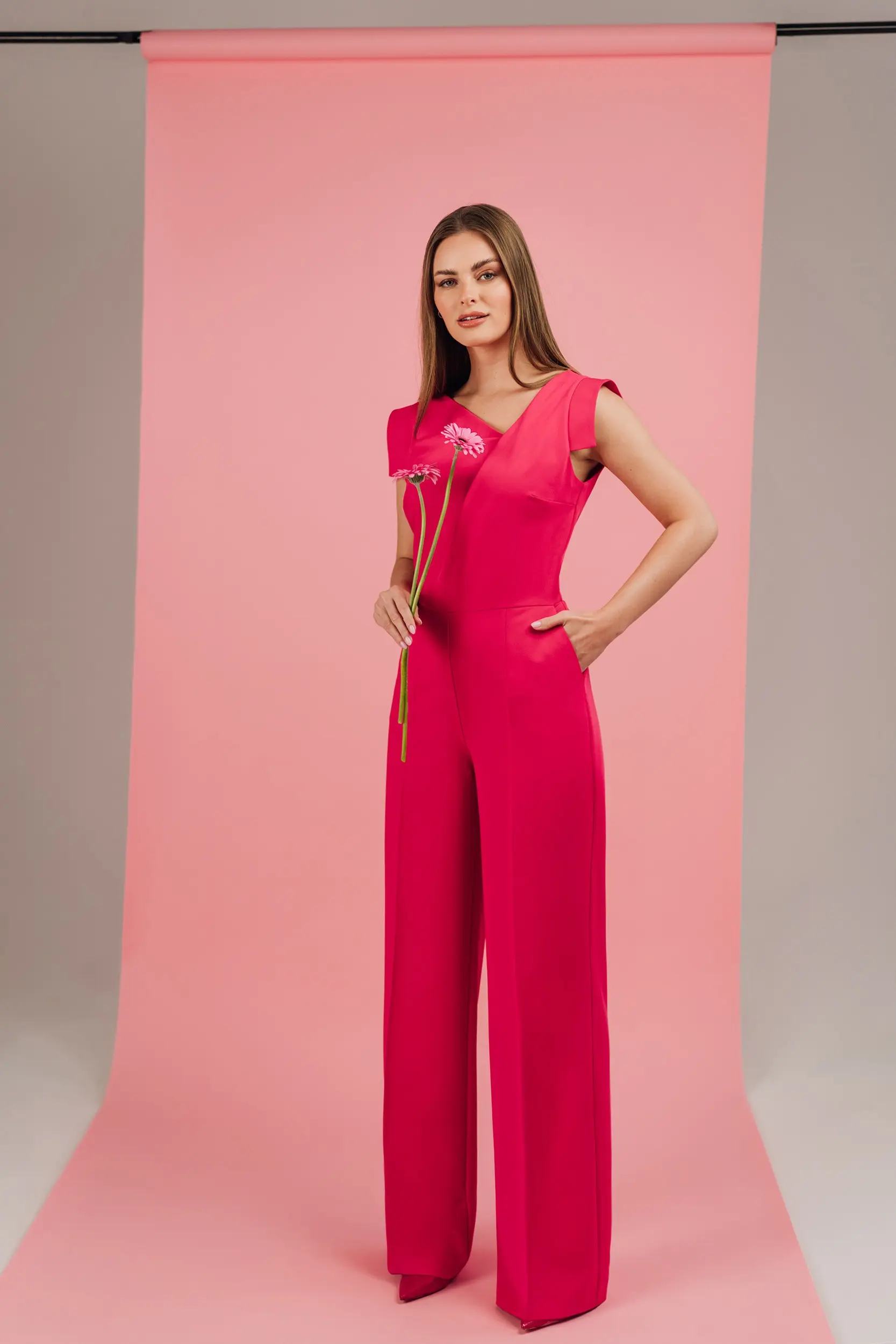 Elegantní dámský overal s asymetrickým výstřihem - růžový