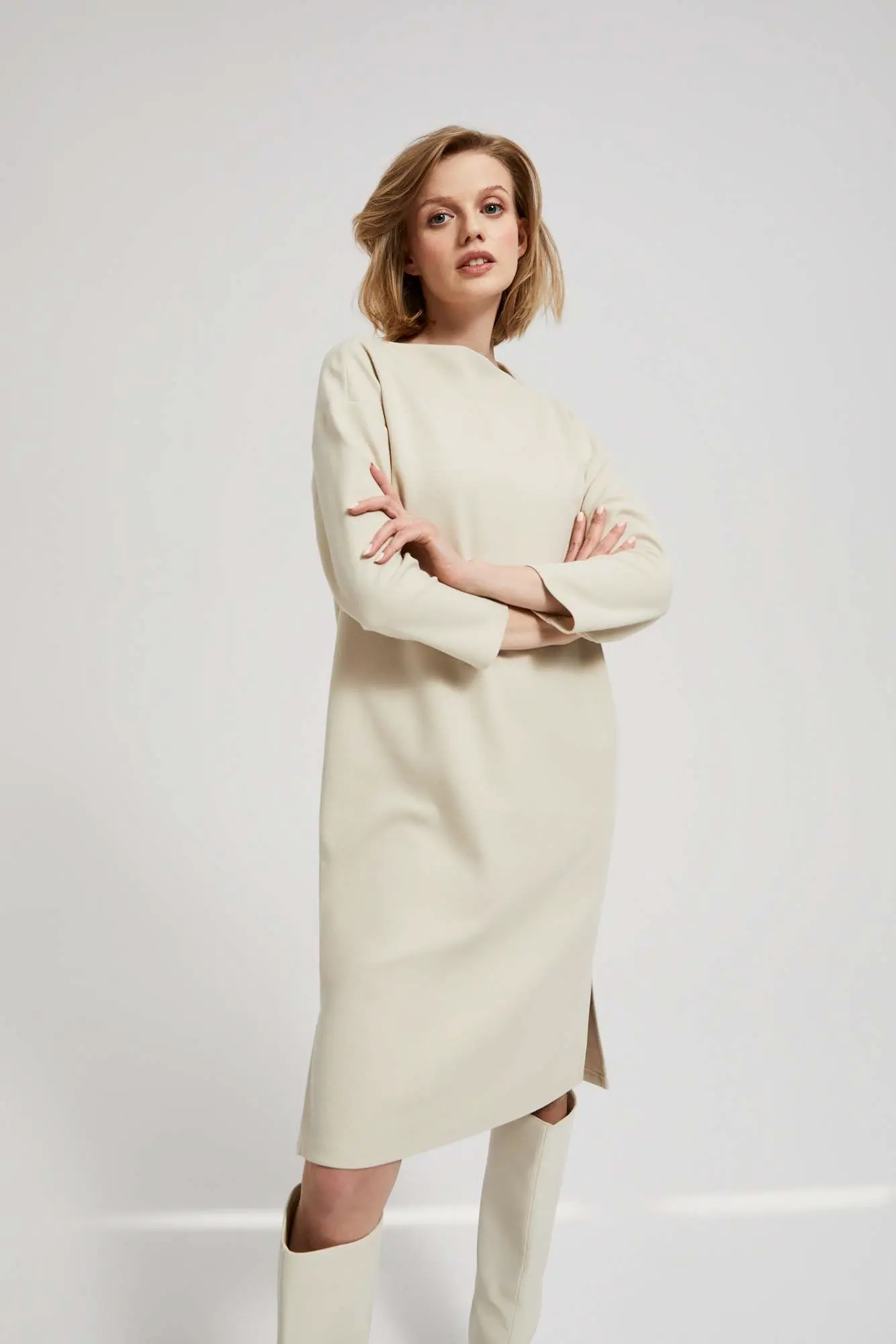 Jednoduché šaty s 3/4 rukávy
