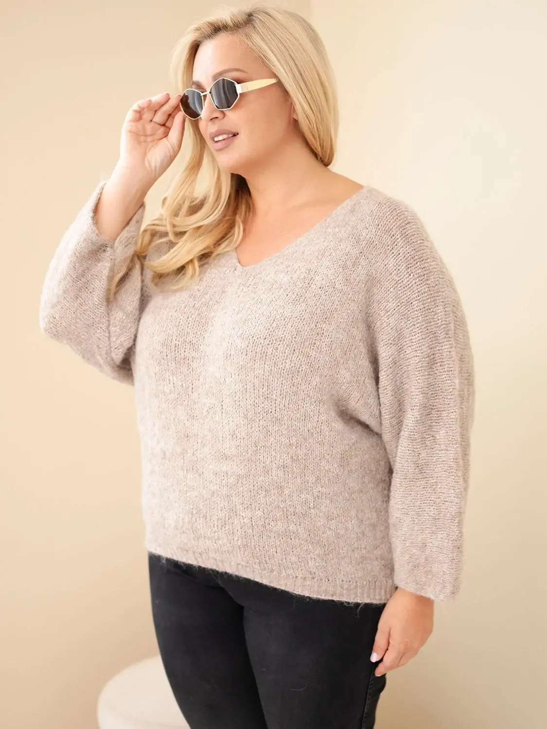 Kesi Plus Size svetr s V-výstřihem béžový