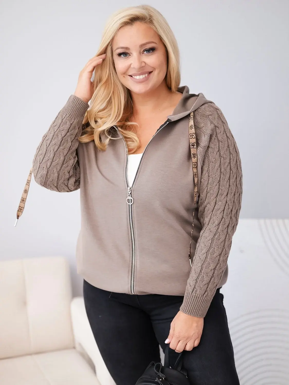 Plus Size dámská mikina s pletenými rukávy a kapucí