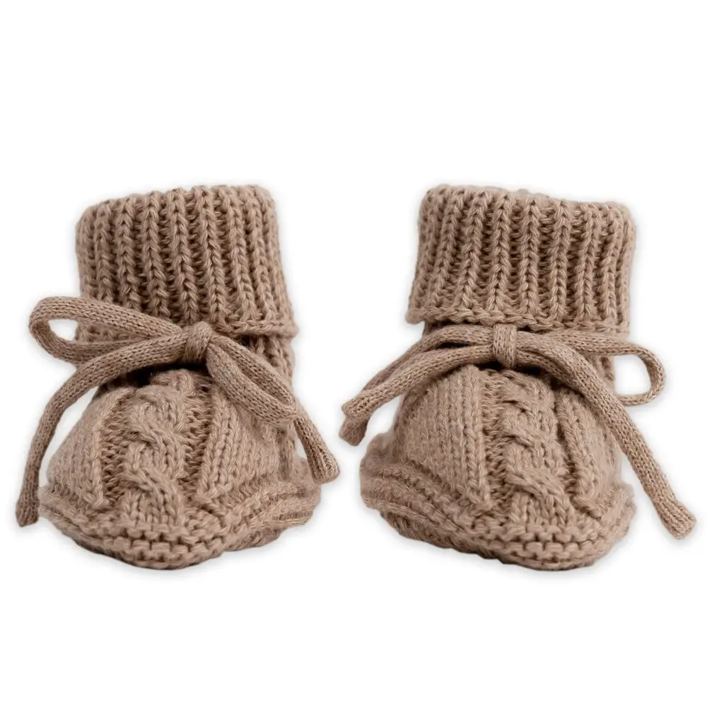 LODGER Capáčky Knit Cable Fudge vel. 0 - 6 měsíců