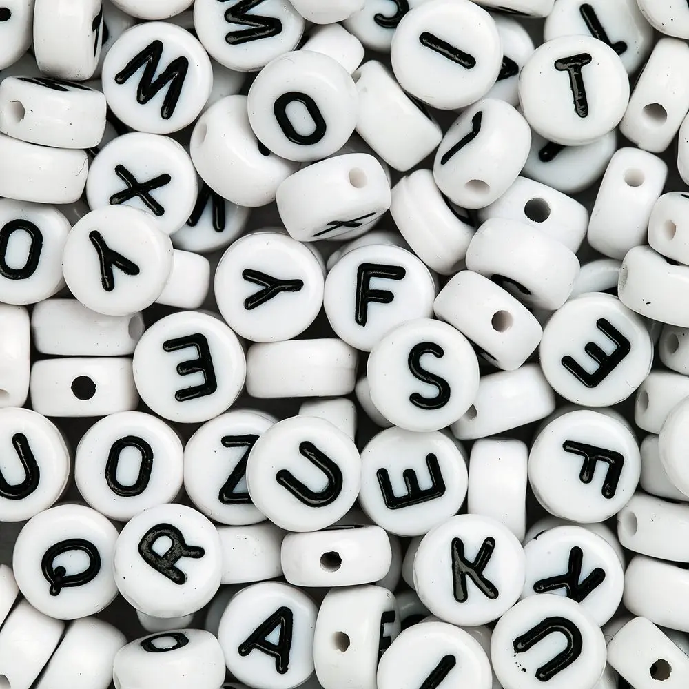 Manumi bílý mix plastových korálků 7x4 mm s písmeny - 20 g