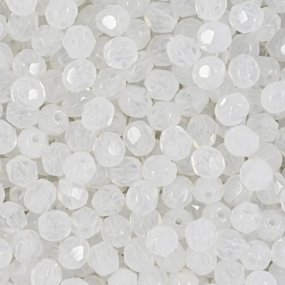 Manumi české broušené korálky 4 mm Milky White -