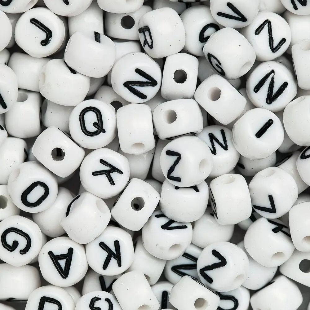 Manumi bílý mix plastových korálků 7x5 mm s písmeny - 100 g