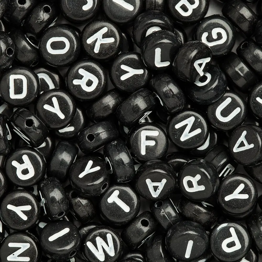 Manumi černý mix plastových korálků 7x4 mm s písmeny - 20 g