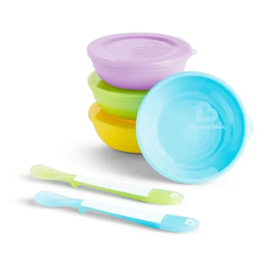 Munchkin Set barevných misek s víčky a lžičkami, 4m+