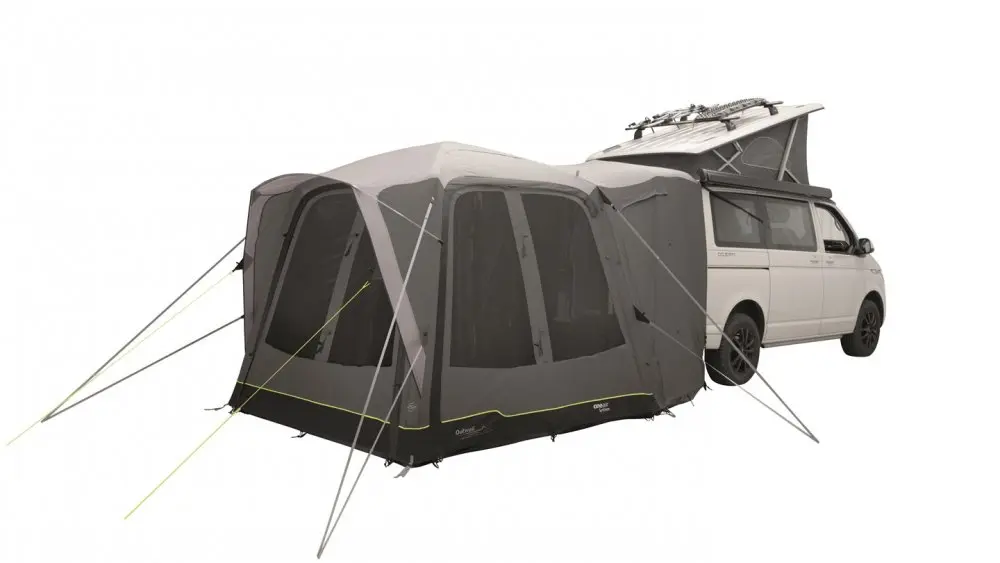 Stan v zádi vozu Outwell Linnburg Air Rear