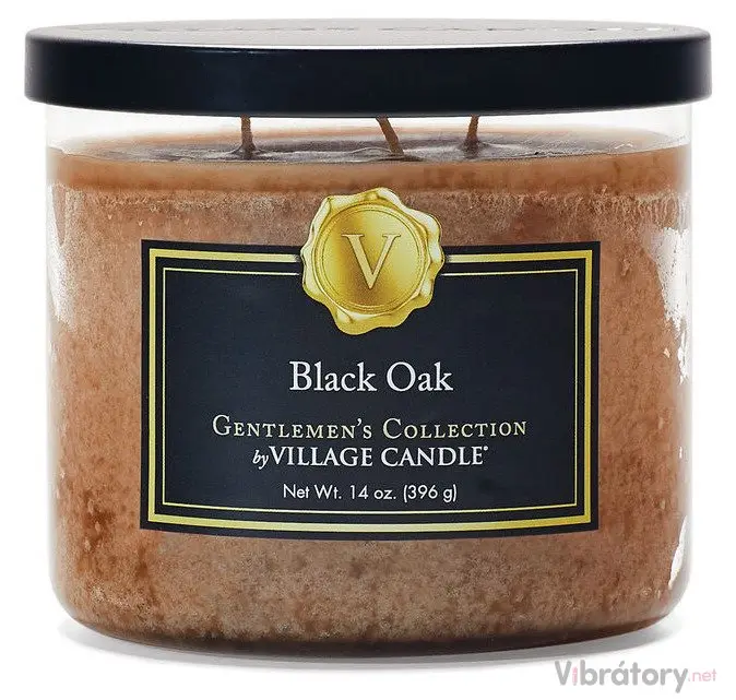 Vonná svíčka Village Candle Black Oak – černý dub, 396 g
