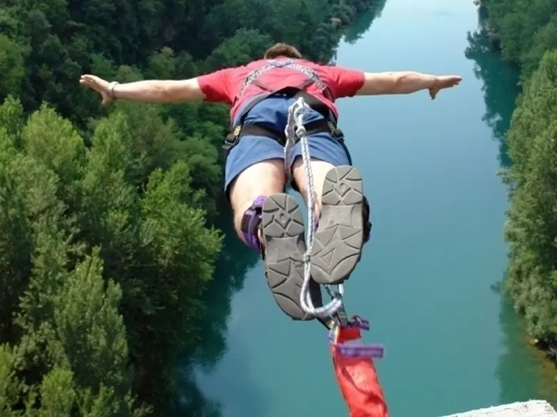 Zážitek - Bungee jumping z nejvyššího mostu ČR Co dělat v Ústeckém kraji? Vyrazte za zážitky