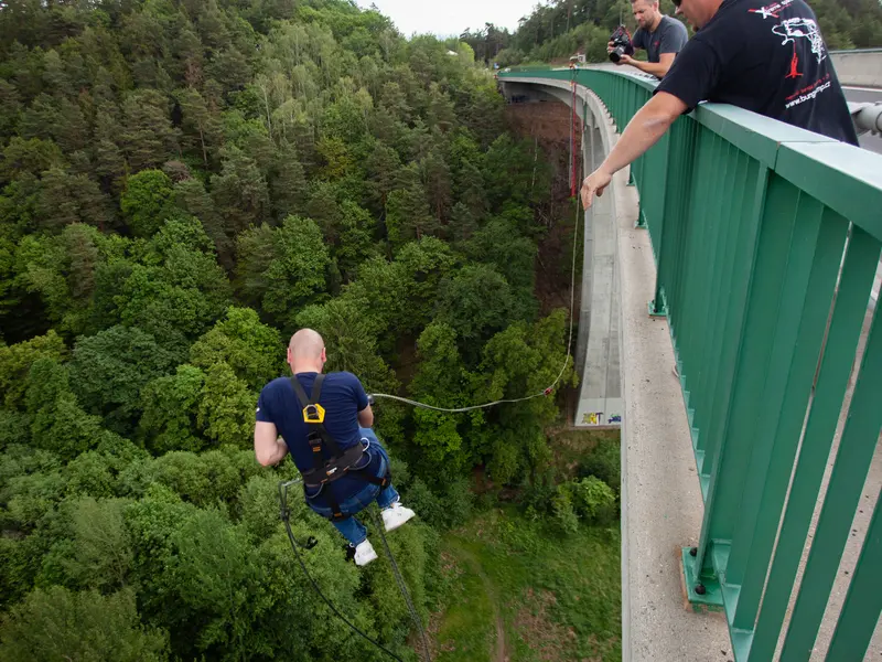 Zážitek - Chomutov: Bungee jumping na Kienově houpačce Co dělat v Ústeckém kraji? Vyrazte za zážitky