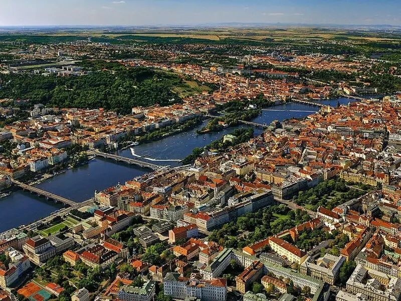 Zážitek - Vyhlídkový let nad Prahou Západ Vyrazte za zážitky do Středočeského kraje