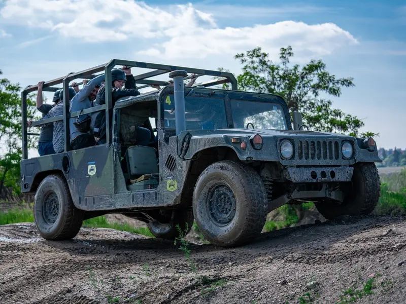 Zážitek - Humvee: Řízení + safari jízda na korbě Co dělat v Praze? Vyrazte za zážitky