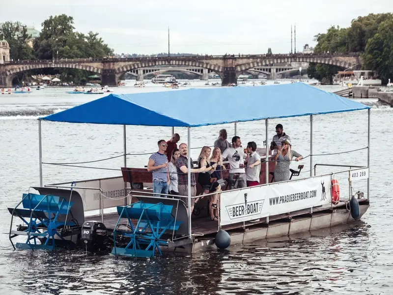 Zážitek - Beerboat: Pivní projížďka šlapadlem na Vltavě  Co dělat v Praze? Vyrazte za zážitky
