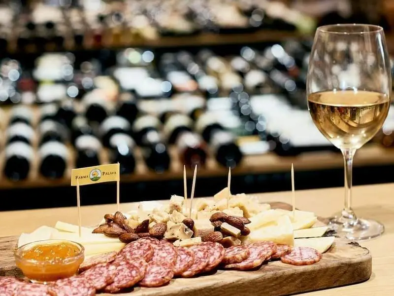 Zážitek - Degustace vín s občerstvením + dárkový set vína a sýrů Zážitky Jihomoravský kraj: Od adrenalinu po wellness
