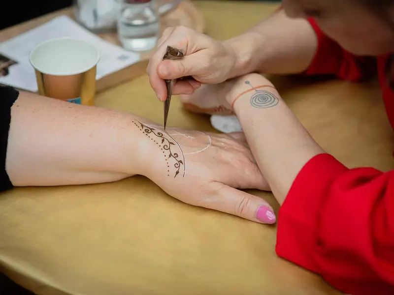 Zážitek - Kreativní kurz malování hennou pro začátečníky Co dělat v Libereckém kraji? Vyrazte za zážitky