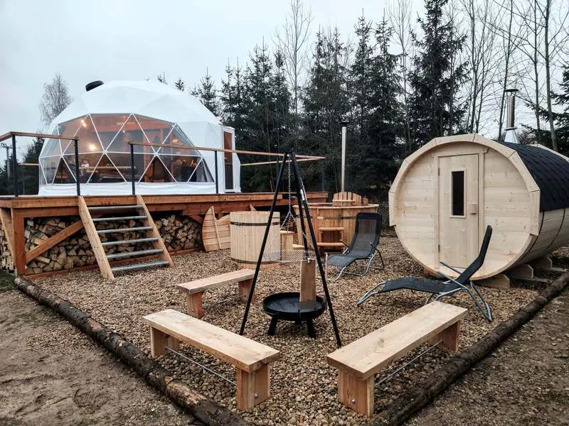 Zážitek - Romantický glamping s wellness a adrenalinem v Krkonoších Co dělat v Královéhradeckém kraji? Vyrazte za zážitky