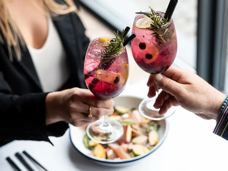 Zážitek - Romantické aperitivo s koktejlem v restauraci Zlatý Kohout Co dělat v Libereckém kraji? Vyrazte za zážitky